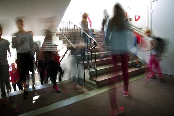 Huutoniemen koulun rehtori Olli Autio kertoo opettajilta tulleen jo pitkään viestiä, että oppilaita tulee yskäisinä ja nuhaisina kouluun. Tällä hetkellä oireisten lasten täytyy jäädä kotiin. Arkistokuva: Timo Annanpalo