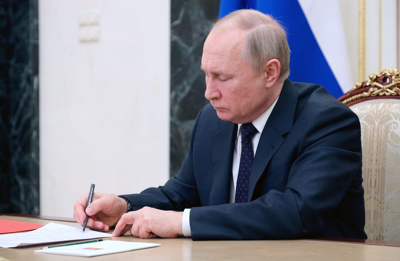 Pekka Toverin mukaan Venäjän tavoite on nyt saada jokin sotilaallinen voitto, jotta Ukraina voitaisiin pakottaa neuvotteluissa myöntymään sellaiseen ratkaisuun, jolla Venäjän presidentti Vladimir Putin (kuvassa) voisi säilyttää kasvonsa.