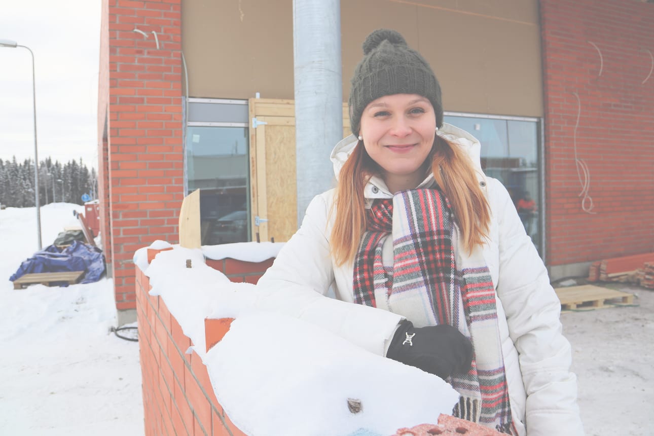 – Tästä hommasta täytyy tykätä, ja minä todellakin tykkään. En tiedä, mitä muuta oikein voisin tehdä. En ole toimistossa istuja, vaan minusta on mukava tehdä monipuolisesti hommia, toimistotyöaikaakin jonkin verran kokeillut, Niemenrannan K-marketin tuleva kauppias Eeva-Maria Ylävaara toteaa.