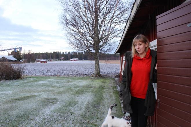 Vanha kanala puretaan uuden maalaamon tieltä, Jennifer Norrvik kertoo. Tuhannen kanan rakennus kuului hänen edesmenneille isovanhemmilleen. KUVA: LOTTA KALLIO