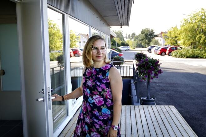 Kuortaneen Yrittäjien puheenjohtaja Kati Pasto uskoo, että Kuortaneen hyvän tuloksen salaisuus on monen asian yhteissumma. Tällä hetkellä kunnan tilanne vaikuttaa hyvältä. Pasto toivoo raikkaita ajatuksia kunnan kehittämiseksi myös jatkossa. KUVA: MATIAS JUUPALUOMA