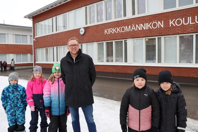 Pasi Hakala sai koulun pihalla seuraa Benjamin Sepposesta (vas.), Lydia Raiskista, Mea Hatanpäästä, Vilma Heinämäestä ja Sylvia Korkalasta. KUVA: EEVA-LIISA KULJU