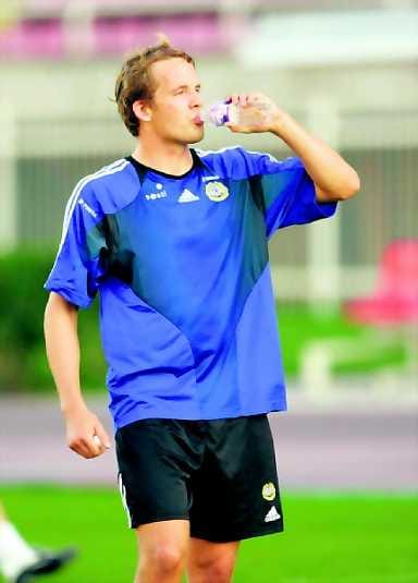 Werder Bremenin suomalaiset Petri Pasasen - tässä maajoukkuepaidassa - ja Pekka Lagerblom saavat saa vastaansa mahtiseura Barcan Mestarien liigan avauksessa.