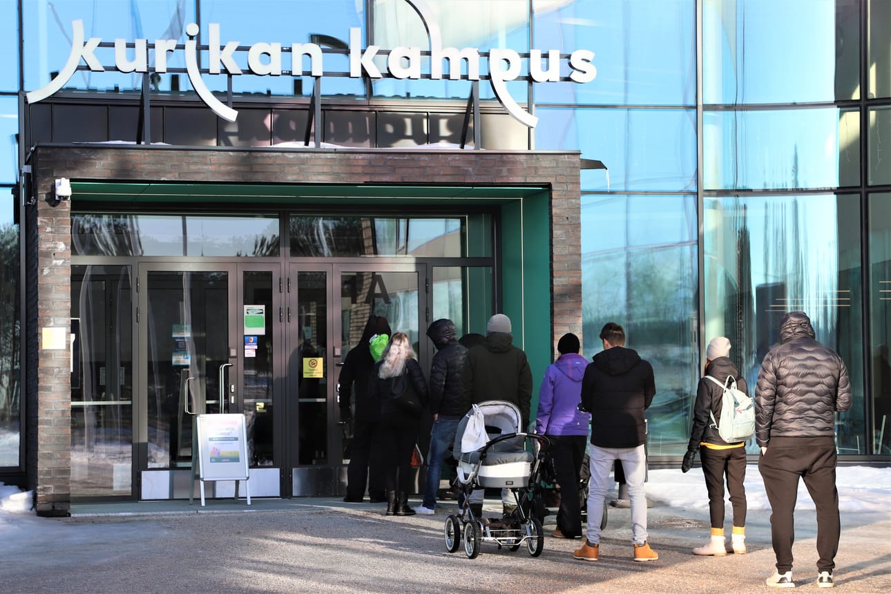 Kurikan Kampukselle muodostui jonoa viime lauantaina tonttipäivänä. Ensimmäiset ostajat olivat paikalla jo muutamia tunteja ennen ovien avaamista.