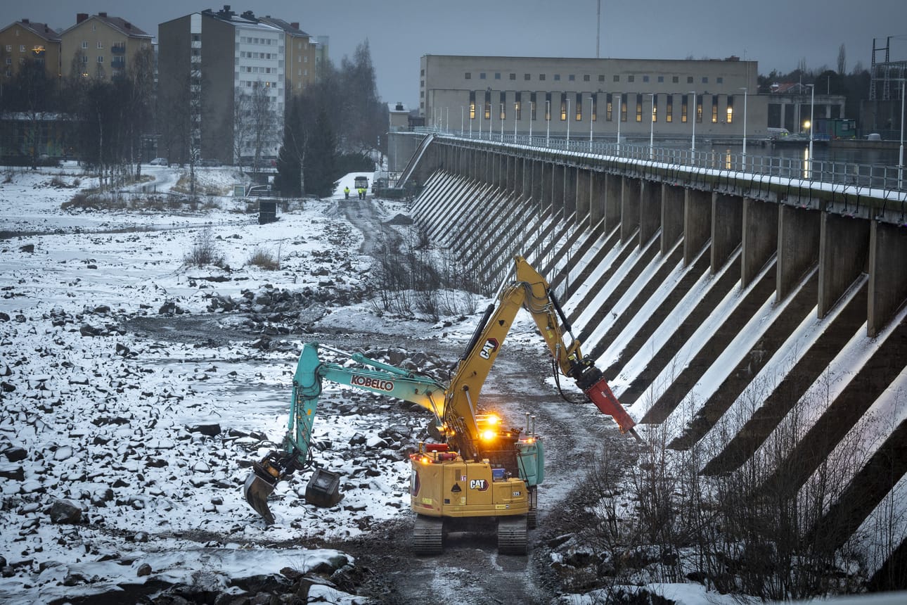 Merikoskessa patosillan alapuolella on möyrinyt koneita kalliota ja betonia louhimassa. Työt valmistuvat tällä viikolla.