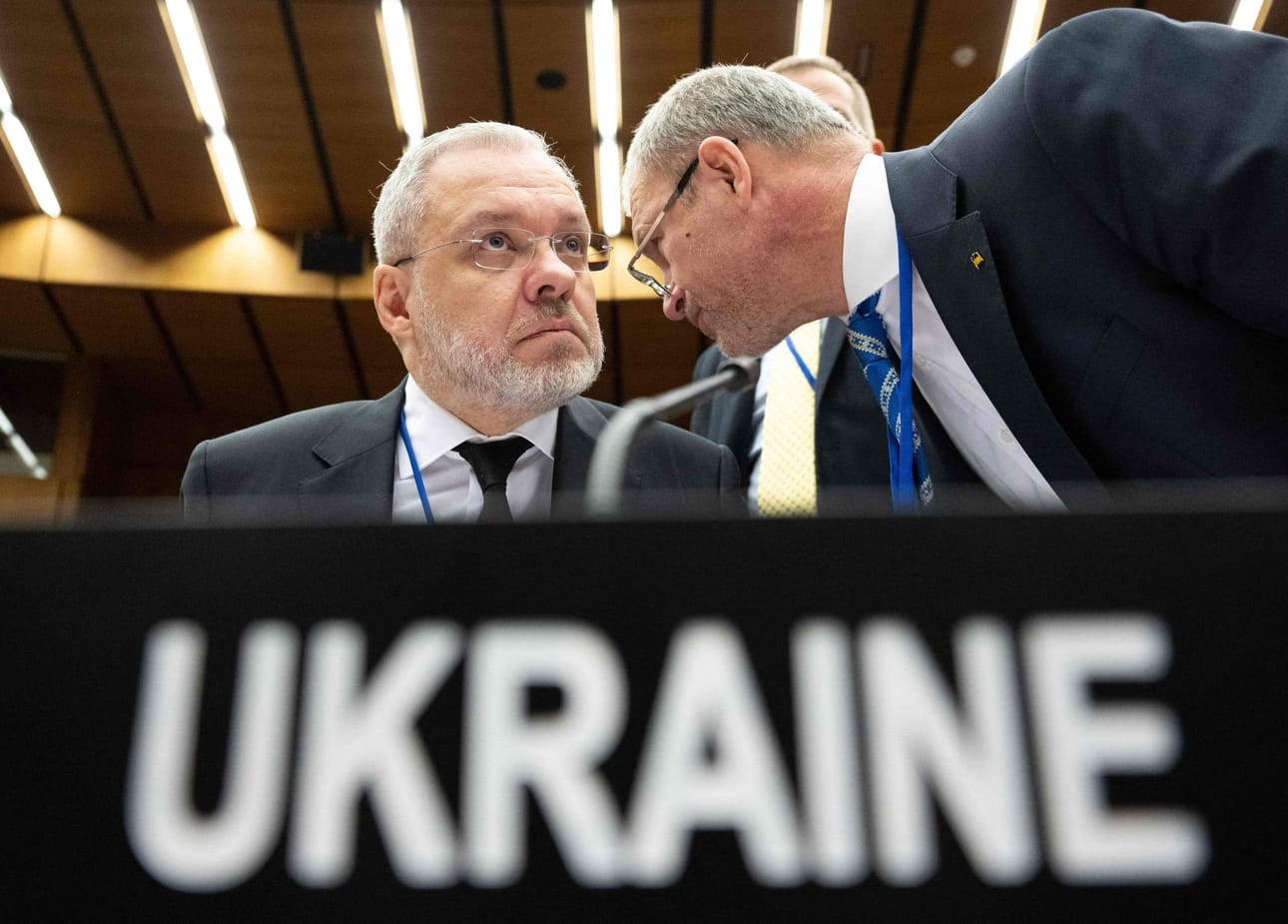 Ukrainan oikeusministeri Herman Halushtshenko (vasemmalla) erosi korpputioskandaalin vuoksi.