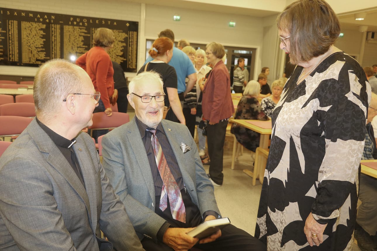 Kirkkoherra Matti Hirvilammi, veteraanityötä aktiivisesti johtanut Erkki Männistö ja kirjailija Kaija Sepponen haluavat viedä omalla esimerkillään tietoisuutta isänmaan vaiheista eteenpäin nuoremmalle sukupolvelle.