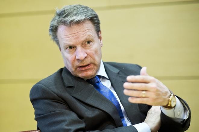Puolustusvaliokunnan puheenjohtaja Ilkka Kanerva ei halua ryhtyä tuomariksi puolustusministeri Jussi Niinistön (ps.) ja Yleisradion väliseen kiistaan, vaan korostaa kokonaisturvallisuuteen liittyvän lainsäädännön kehittämistä. KUVA: Pekka Lassila