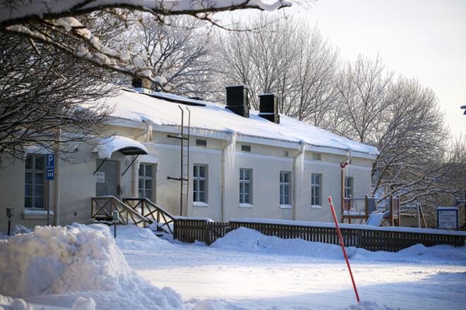 Tämä varuskunta-alueen leipomoksi rakennettu arvotalo on palvellut muun muassa soittokunnan talona. Kevään aikana se remontoidaan päiväkodiksi. KUVA: JARNO PELLINEN