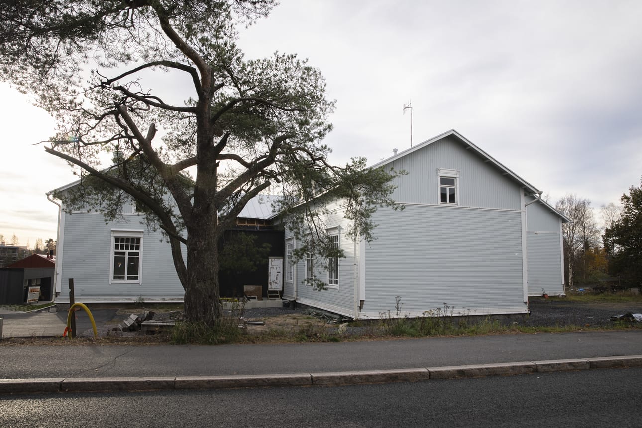 Laanilan kansakoulu rakennettiin Nokkalan männikköön vuonna 1904. Koulukäytössä rakennus toimi lähes sata vuotta. Pave-arkkitehdit osti rakennuksen ja sen tontin vuonna 2019.