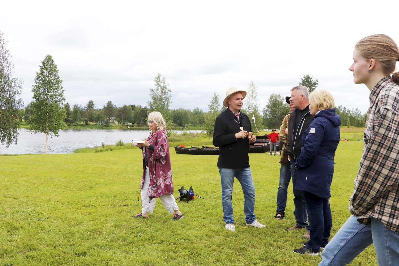 Pekka Haavisto kertoi Iijokisoudun porukan tulleen vuosien mittaan tutuksi. Kipinän kyläjuhlissa oli aikaa jutella ja nauttia jäätelöstä.