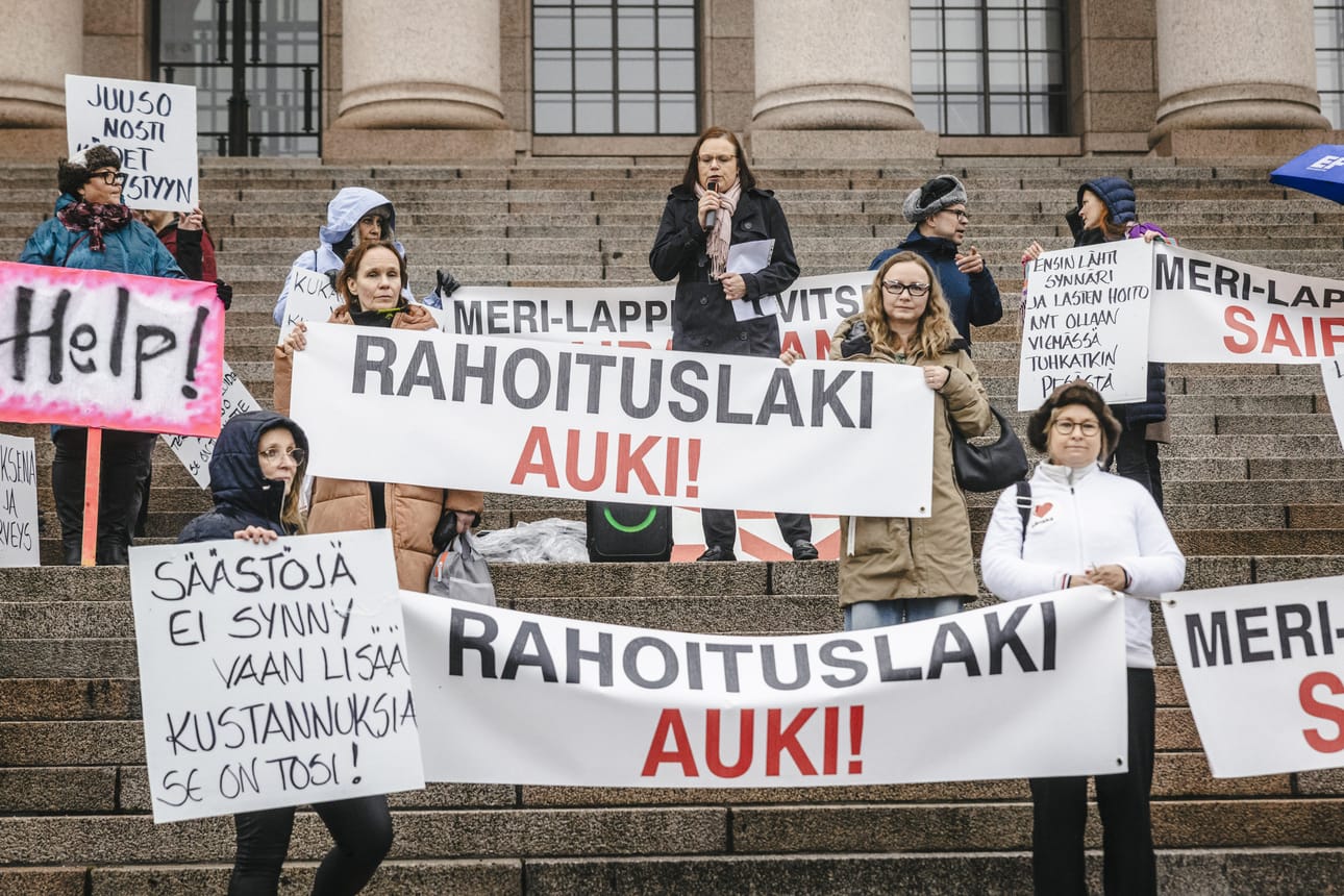 Säästöjen nimissä Lapissa on tekeillä suuria palveluverkkomuutoksia. Näistä Länsi-Pohjan sairaalan alasajo on VM:n arviointiryhmän esityksenä maanantain aluevaltuustossa. Kuva eduskuntatalon edessä olleesta mielenosoituksesta 7.11.2025.