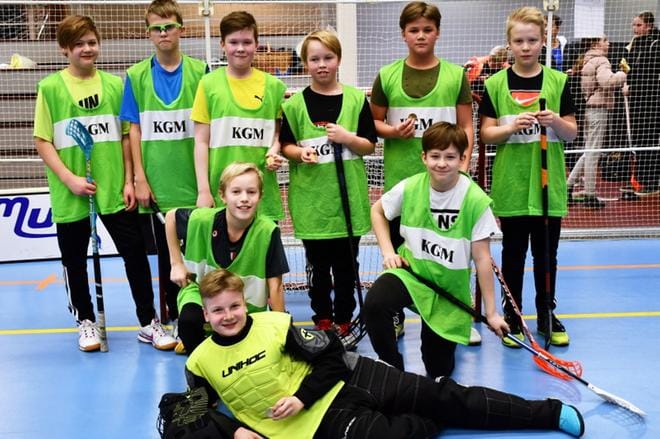Kirkkomännikön mestarijoukkueessa pelasivat (ylärivi vas) Luka Setälä, Juuso Pollari, Eetu Ritola, Jimi Koskinen, Konsta Vähämaa, Eemi Ala-Mattinen, (keskirivi vas) Aleksi Setälä, Roope Pykälämäki ja edessä mv Viljami Kujala. KUVAT: KALEVI VIITA