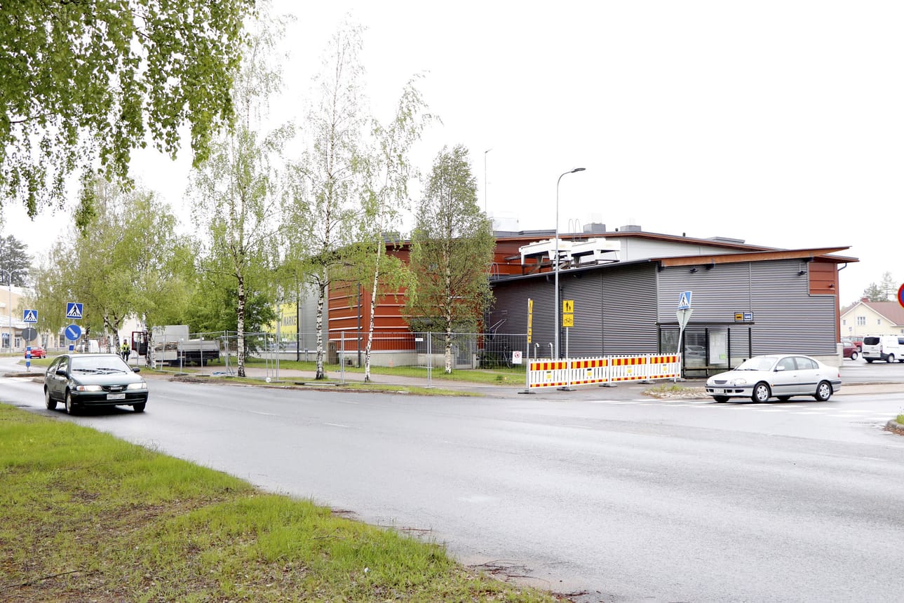 S-Market laajenee tämän vuoden aikana. Lisätilaa rakennetaan kuvassa näkyvään kulmaukseen, johon tiistaina pystytettiin jo työmaa-aidat.