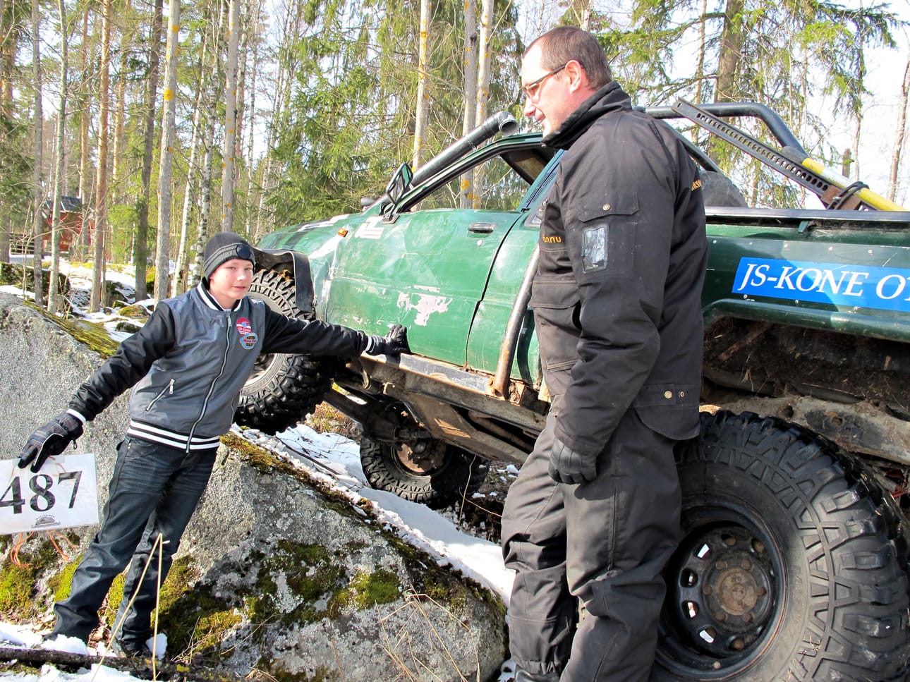 Hannu Laitala (oik.) harrastaa Miika-poikansa kanssa offroadia, jossa etsitään vaihtelevaan maastoon sijoitettuja rasteja maastoautolla gps:ää ja koordinaatteja apuna käyttäen. Auto on saatava niin lähelle rastia, että pystyy käsin koskettamaan sekä rastia että autoa. Isä ajaa ja poika lukee karttaa ja kuvaa rastit.