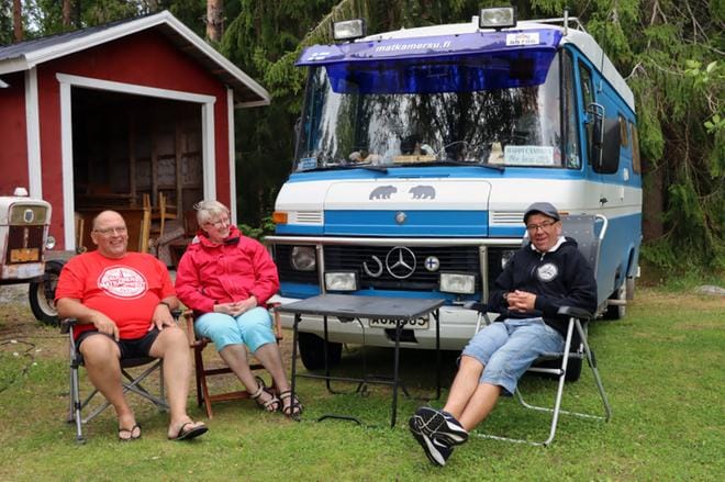 Seppo, Mirja ja Timo Halmesmäen kulkupelinä oleva Mercedes-Benz 508 on vuosimallia 1984. KUVAT: JARMO PANULA