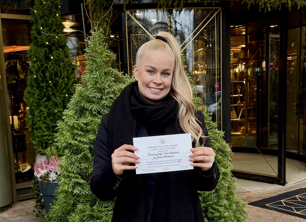 Kati Säkkinen ja tärkeä kutsukortti, joika on luonnollisestikin muistettu ottaa mukaan Helsinkiin.