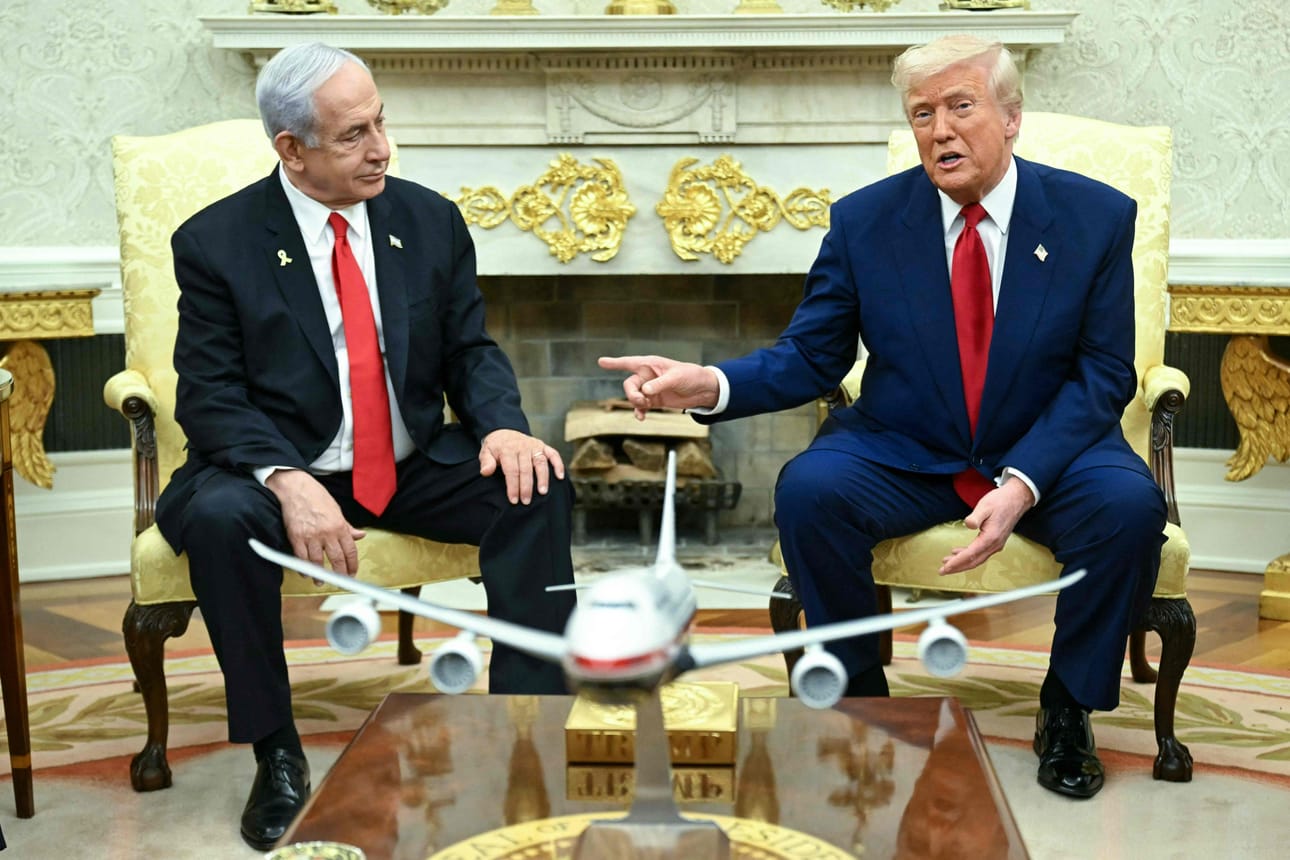 Yhdysvaltain presidentti Donald Trump sanoo olevansa shokissa kuultuaan, että Israelin valtio jatkaa "noitavainoa" pääministeri Benjamin Netanjahua vastaan. LEHTIKUVA / AFP