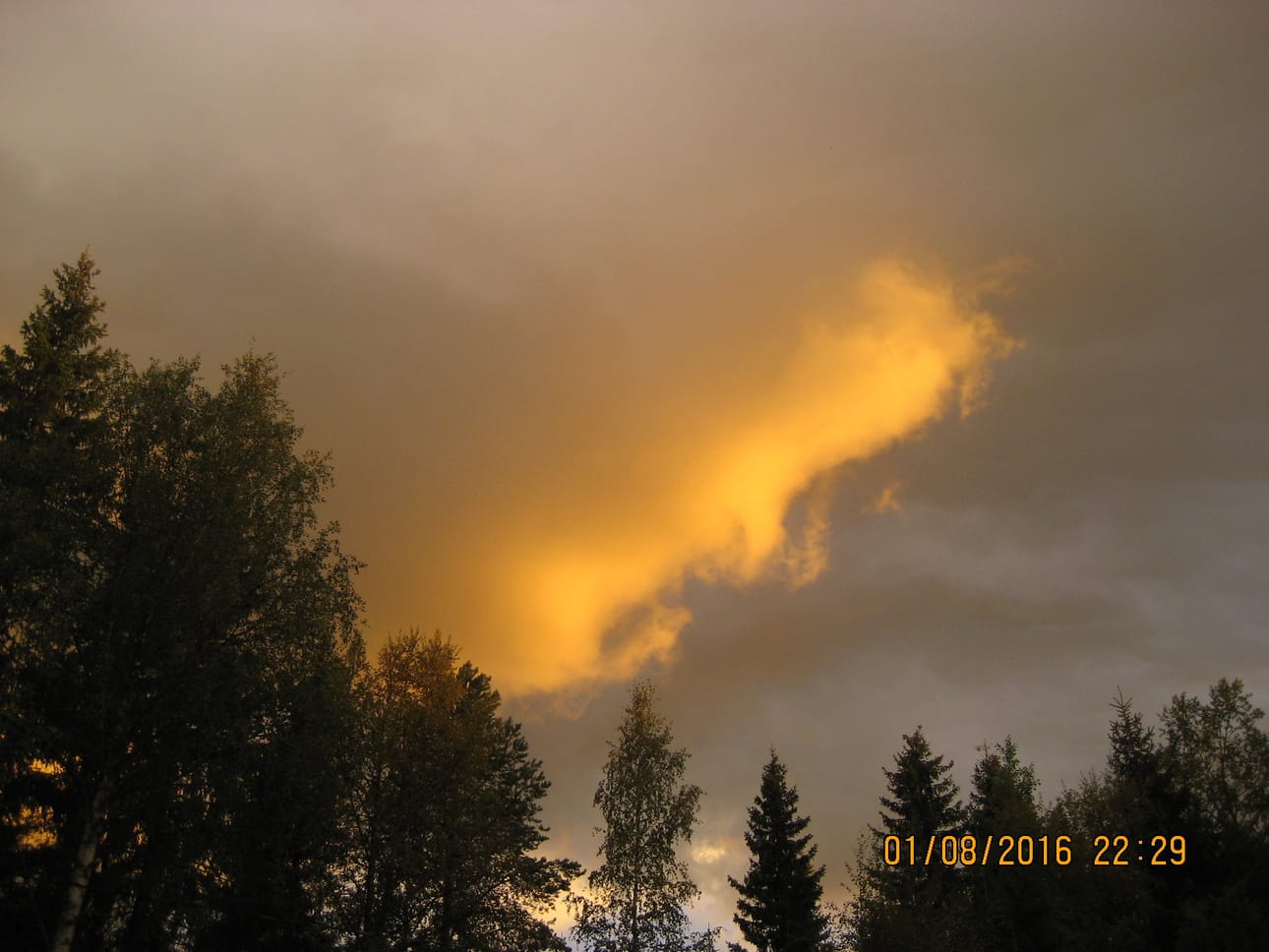 1.8.16 valoilmiö Torangissa taivaalla