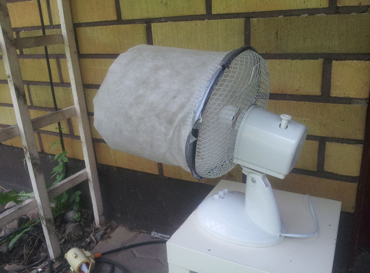 Lukija lähetti kuvan omatekoisesta hallaharsoon tukeutuvasta sääskenpyytimestä, jossa kumilenkki toisessa päässä mahdollistaa pussukan tyhjennyksen. Saalista tulee, kehuu lukija.