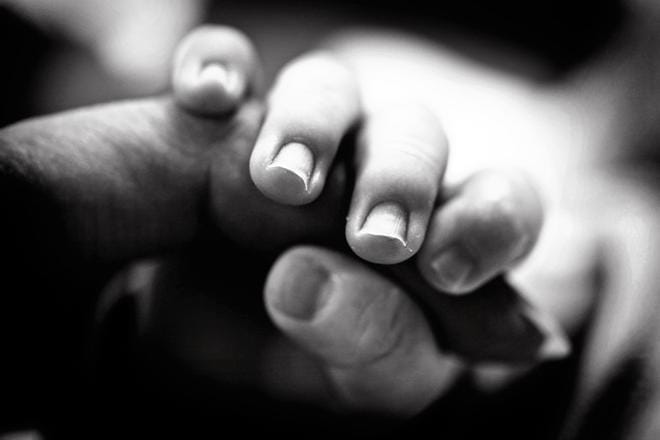 Samalla, kun perheen pienin saa nimen, voi myös koti saada siunauksen. ARKISTOKUVA: JENNI LATVA