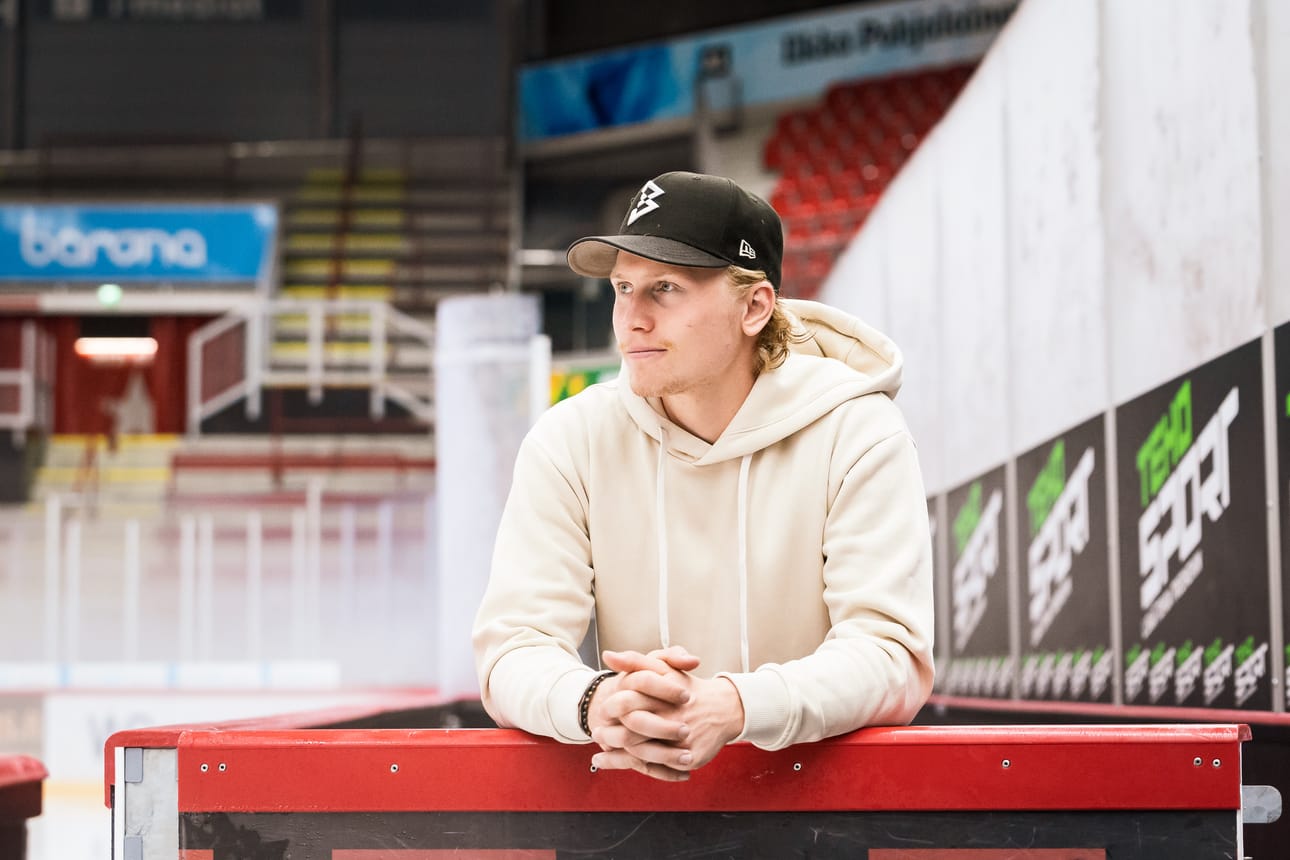 Hienoa on, tuumaa Islandersin puolustaja Robin Salo Vaasan uudistuneesta jäähallista. Hän ei ole siellä vielä pelannut remontin jälkeen. Keskiviikkona hän on mukana Wasa Starsin järjestämässä hyväntekeväisyystapahtumassa.