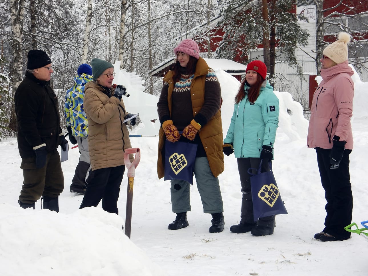 Wanha Woima, Kotiseutuyhdistys ja Oulaisten kaupunki muistivat Anna Koivukangasta ja Jonna Taikatietä (keskellä) maailmanluokan menestyksen myötä. Muistamiset luovuttivat Jouni ja Tuula Aitto-oja sekä Päivi Keisanen.