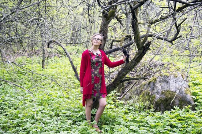 Eija Aromaa hakee metsästä inspiraatiota runoihinsa. Osan uusimman runoteoksensa säkeistä hän on myös kirjoittanut metsän siimeksessä. Kuva: Gunnar Bäckman