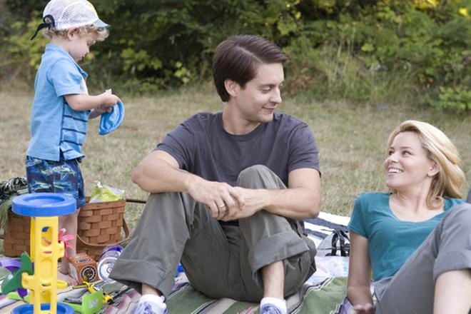 Tobey Maguiren elämä luisuu sivuraiteelle ja syynä ovat pesukarhut. Elizabeth Banks on vaimo. KUVA: Hero