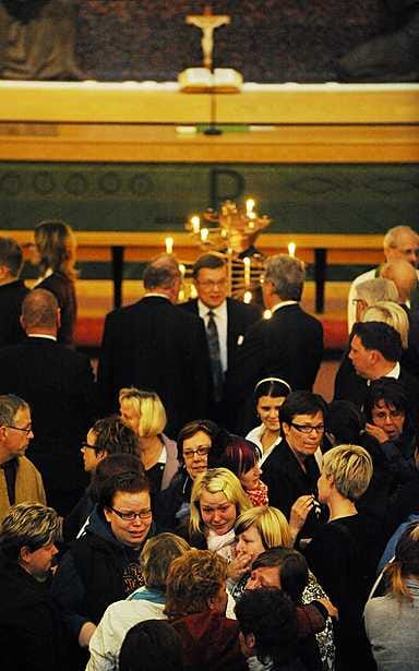 Suuri suru yhdisti Kauhajoen kirkkoon kerääntyneitä ihmisiä tiistai-iltana.