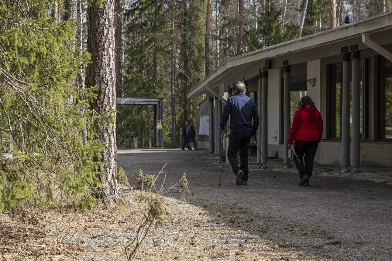 Toukokuun alussa luontokeskuksen ohi Kiutakönkäälle kulki ulkoilijoita harvakseltaan.