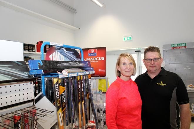 Merja ja Janne Pitkäranta pelaavat hyvin yhteen. Merja suoltaa ideoita koko ajan ja kuvailee itseään taivaanrannan maalariksi. Janne on se, joka painaa jarrua. –Välillä se ärsyttää minua, mutta ehkä olemme löytäneet hyvän tasapainon. KUVA: LOTTA KALLIO