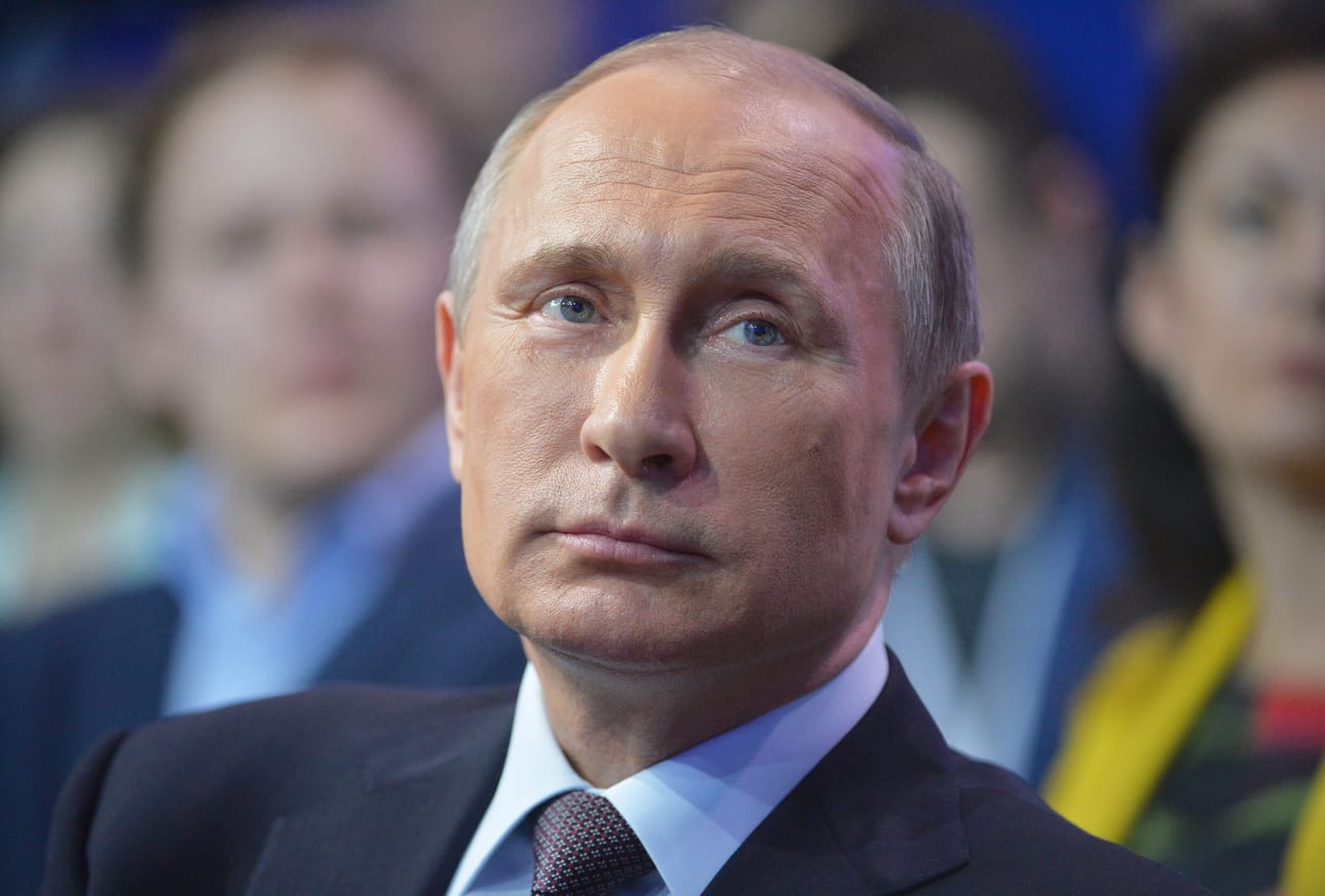 Vladimir Putin myönsi kunnianimen kaupungille ”sen puolustajain taistelussa synnyinmaan vapauden ja riippumattomuuden puolesta osoittamasta miehuudesta, kestävyydestä ja mittavasta sankaruudesta”.