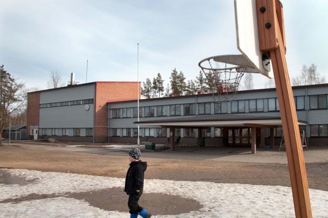 Alvarin koulun paikalle on valtuuston hyväksymässä kaavassa suunniteltu iso pelialue, joka palvelisi myös päiväkodin väkeä. KUVA: KAROLIINA SYRJÄ