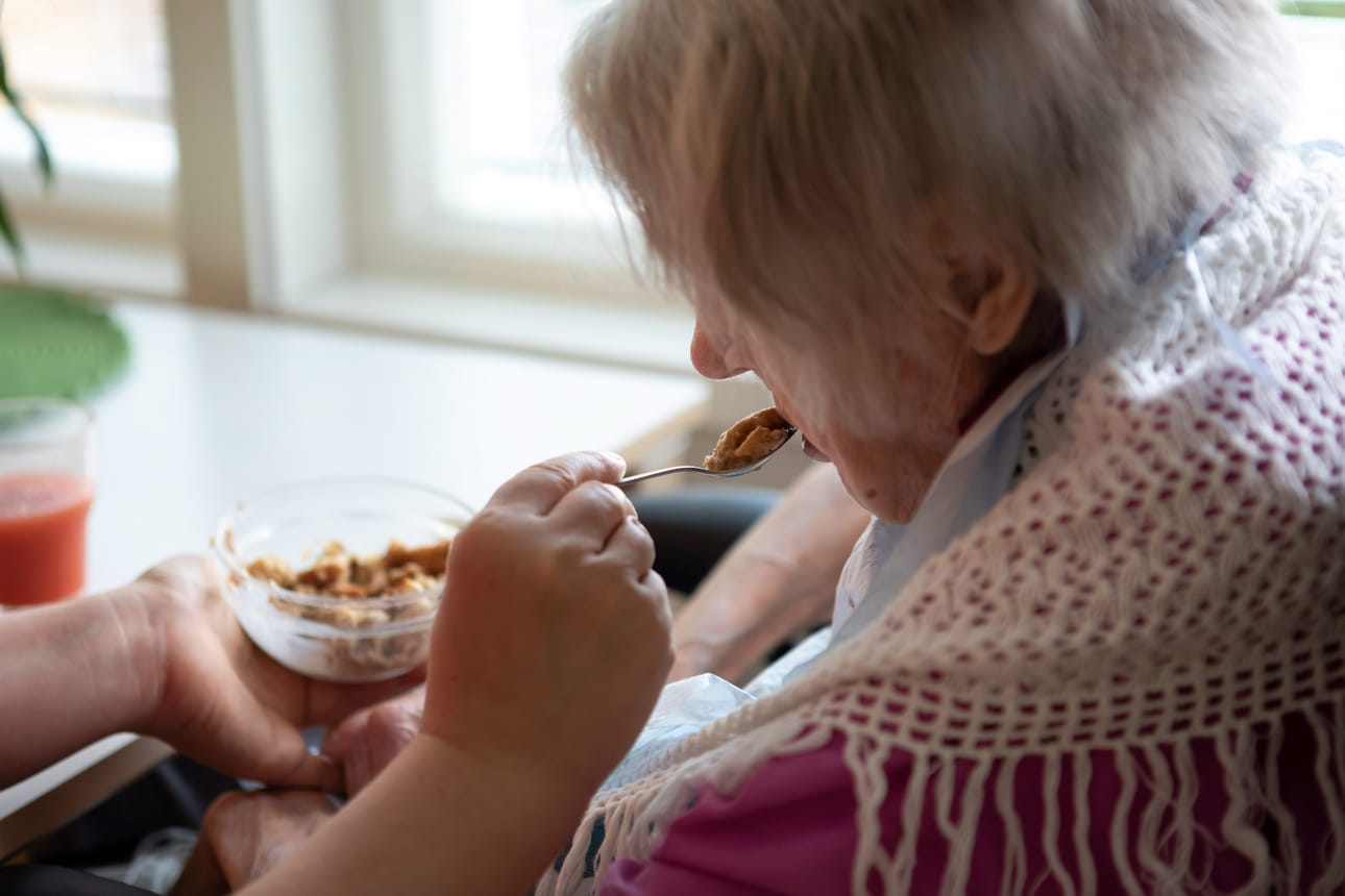Valtaosalla hoivakodeissa asuvista on muistisairauksia. Kotihoidossakin hoivaresurssit kohdentuvat yhä enemmän asiakkaisiin, joilla muistisairauksia. Näin he, joilla on vähemmän hoivatarpeita, jäävät ilman hoivaa.