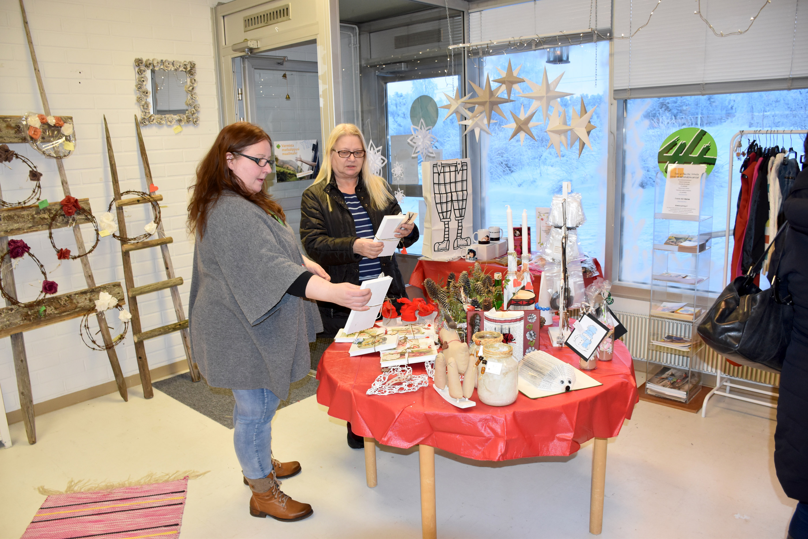 Posion 4H-yhdistyksen joulupuoti on täynnä tuotteita. Toiminnanjohtaja Tuija Suonnansalo (vas.) esittelee valikoimaa Arja Mursulle.