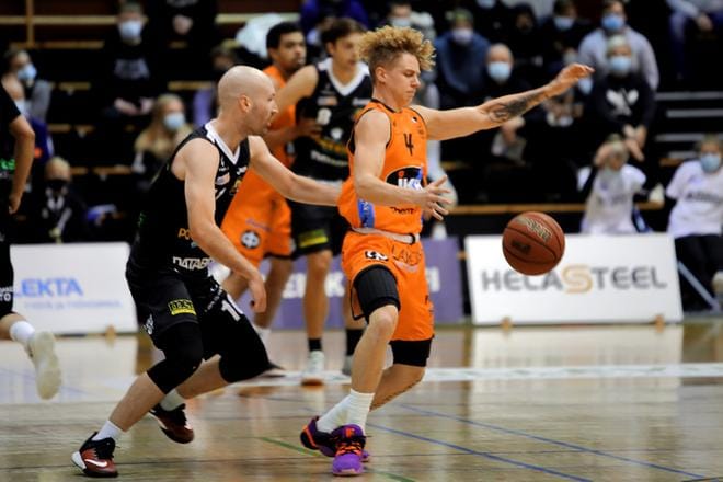 Kobrat ja Karhu Basket ovat tällä kaudella ehtineet jo paikallisvääntönsä pelata. Kuvassa Kobrien Jussi Turja puolustaa Thomas Vehmasta vastaan. Kuva: Heikki Hakanen / arkisto