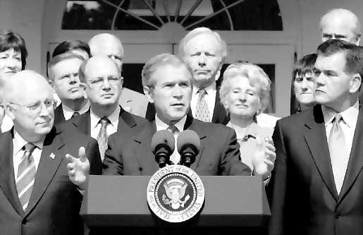 Valkoisessa talossa. Presidentti George W. Bush (kesk.) esitteli suunnitelmansa virkatalonsa ruusutarhassa. Varapresidentti Dick Cheney (vas.) ja suunnitelman luonnostellut Tom Ridge kuuntelivat Bushin sanoja.