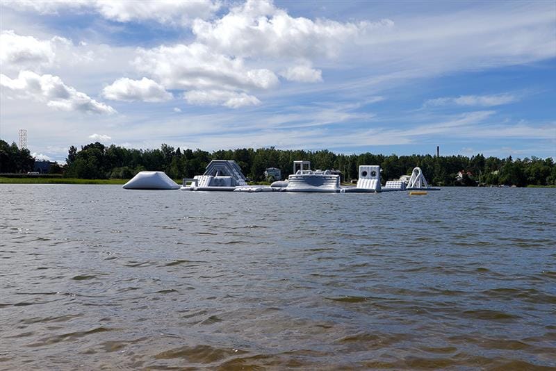 Vesipuisto erottuu merimaisemasta jo kauas. Pinta-alaltaan se on 700 neliötä ja parhaillaan viisi metriä korkea.