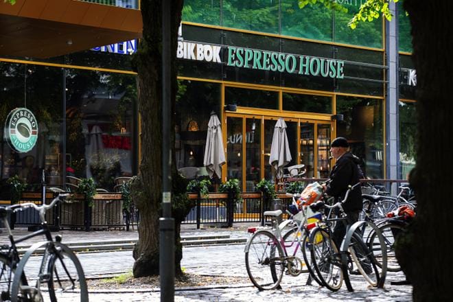 Joukkoaltistus on sattunut Espresso House Espenissä Vaasan Hovioikeudenpuistikossa 1.9. kello 13–13.30. Kaikki tiedossa olevat altistuneet on tavoitettu. Myös neljä kahvilan työntekijää asetettiin karanteeniin.