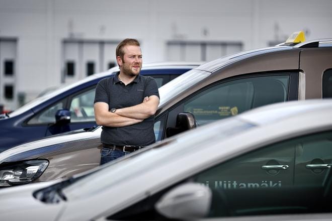 Keskustaksin toimitusjohtaja Niko Mäki-Kahma harmittelee sitä, että taksilain uudistus astui voimaan samana päivänä Kela-kuljetusten uudistuksen kanssa. Se on hämmentänyt asiakkaita. KUVA: TOMI KOSONEN