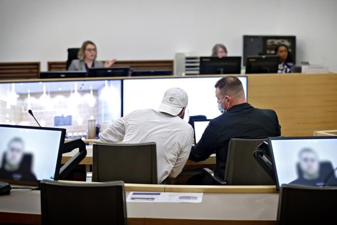 Vastaaja esiintyi oikeudessa lippalakin ja aurinkolasien takaa asioita seuraten. Kuva: Tomi Kosonen