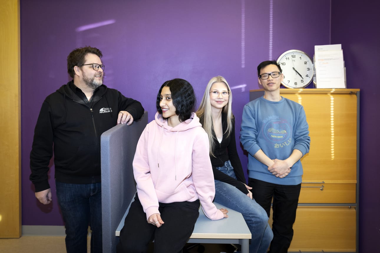 Aikuiskukion rehtori Panu Kela (vas.) kertoo, että opiskelijat saavat tuva-koulutuksessa tarvittavaa tukea omien vahvuuksien ja kiinnostuksen kohteiden luovintaan. Omaa opintopolkua voi etsiä esimerkiksi tutustumalla eri oppilaitosten opintoihin.