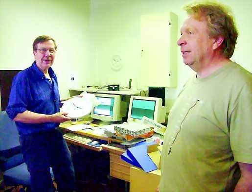 Kesäakatemia tulossa. Kuhmon Kamarimusiikin osaamiskeskuksen tutkija Philip Donner (vas.) ja ohjelmajohtaja Veikko Tikkanen valmistautuvat maanantaina alkavaan Kuhmon kesäakatemiaan. Sieltä otetaan suora neuvotteluyhteys Yhdysvalloissa pidettävään Syllabus-konferenssiin.