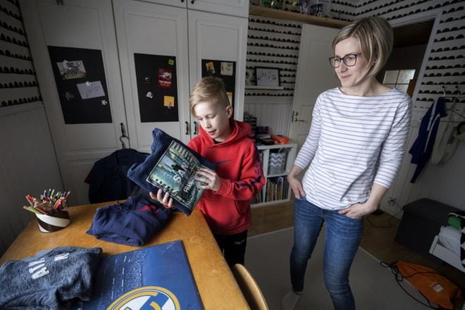 Rasmus Pihlajamaan paitavarasto täydentyi Leena Pihlajamaan kirpparilöydöillä. Pojan suosikki on punainen FC Barcelona -paita. KUVA: JARNO PELLINEN