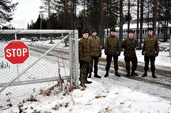 Verkkoaidan stop-merkkiin on runsaan viikon ajan päättynyt 3. jääkärikomppanian aliupseerioppilaiden reviiri. Sikainfluenssaepidemian aiheuttama lomakielto kuitenkin purettiin maanantaina, joten Erik Oja (vas.), Tuukka Kuru, Juha Immonen, Juho Mattila ja Jouni Lindfors pääsevät taas normaalin kasarmi- ja lomaelämään.
