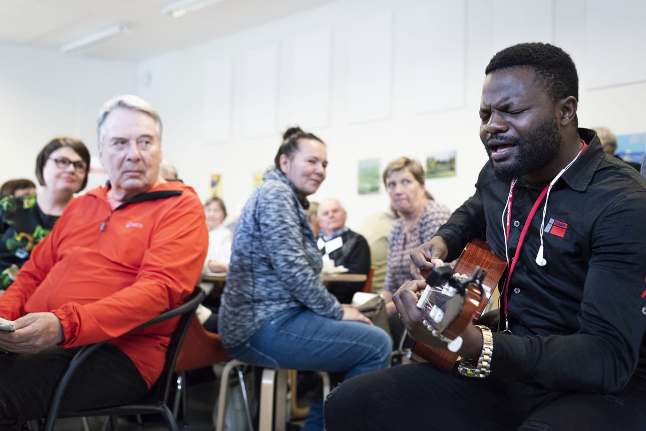 Kongosta kotoisin oleva Kongolo, 28, laulaa ranskaksi ja swahiliksi MuistiPirtin avajaisissa. Kuusamoon Kongolo saapui kiintiöpakolaisena helmikuussa vaimonsa ja kaksospoikiensa kanssa.
