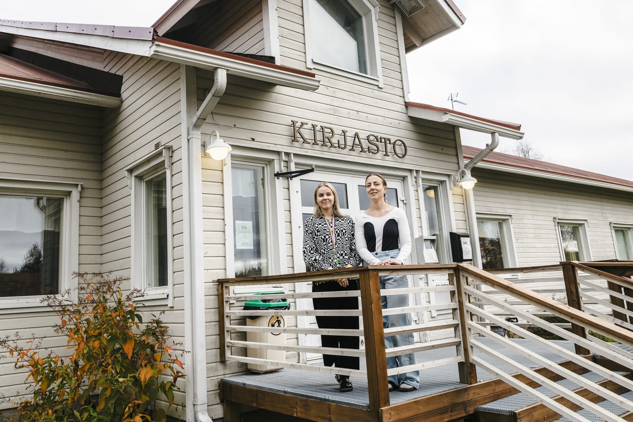Kirjastonhoitajan työ on nykypäivänä hyvin monipuolista. Kirjastossa työskentelee kuusi henkilöä, joista osa hoitaa yhdistelmätehtäviä esimerkiksi nuorisotyössä ja kulttuurituotannossa. Kuvassa vasemmalla autokirjastonhoitajana toimiva Iida Kalliohaka ja kirjastonjohtaja Paula Löppönen.