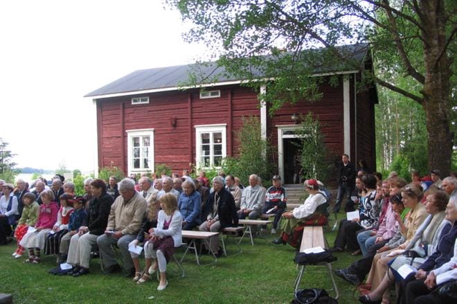 Kalan Torpan juhannusjuhla vetää joka vuosi väkeä. Paikalta tehdään tänä vuonna tallenne nuorisoseuraliikkeen 140-juhlavuoden kunniaksi. Kalan Torpalla on perustettu Suomen ensimmäinen nuorisoseura. Komiat-lehden arkistokuva on vuoden 2019 juhannusjuhlasta.