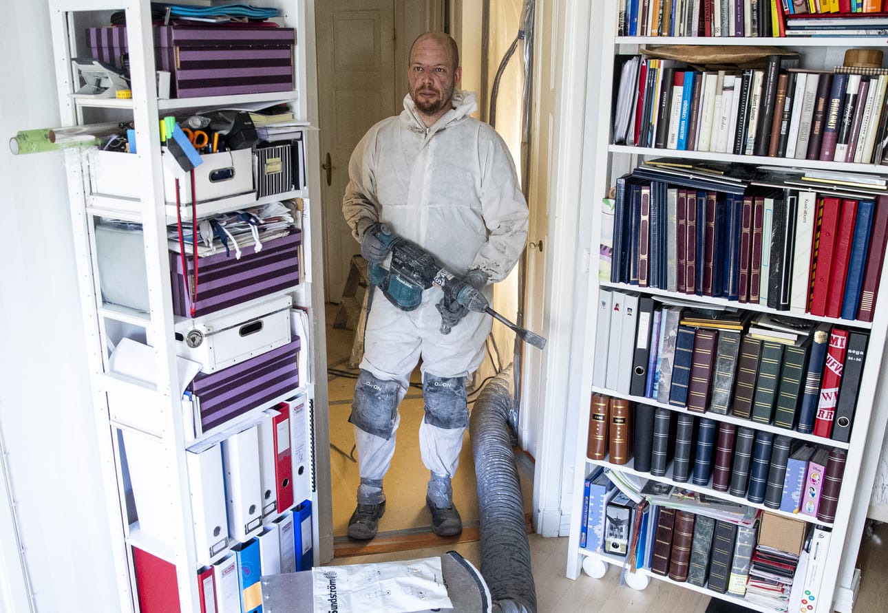 Yrittäjä Juha Järvi teki kylpyhuoneremonttia tamperelaisessa asunnossa. Hän suojasi sekä itsensä että ympäristön ja minimoi meluhaitat naapureille.